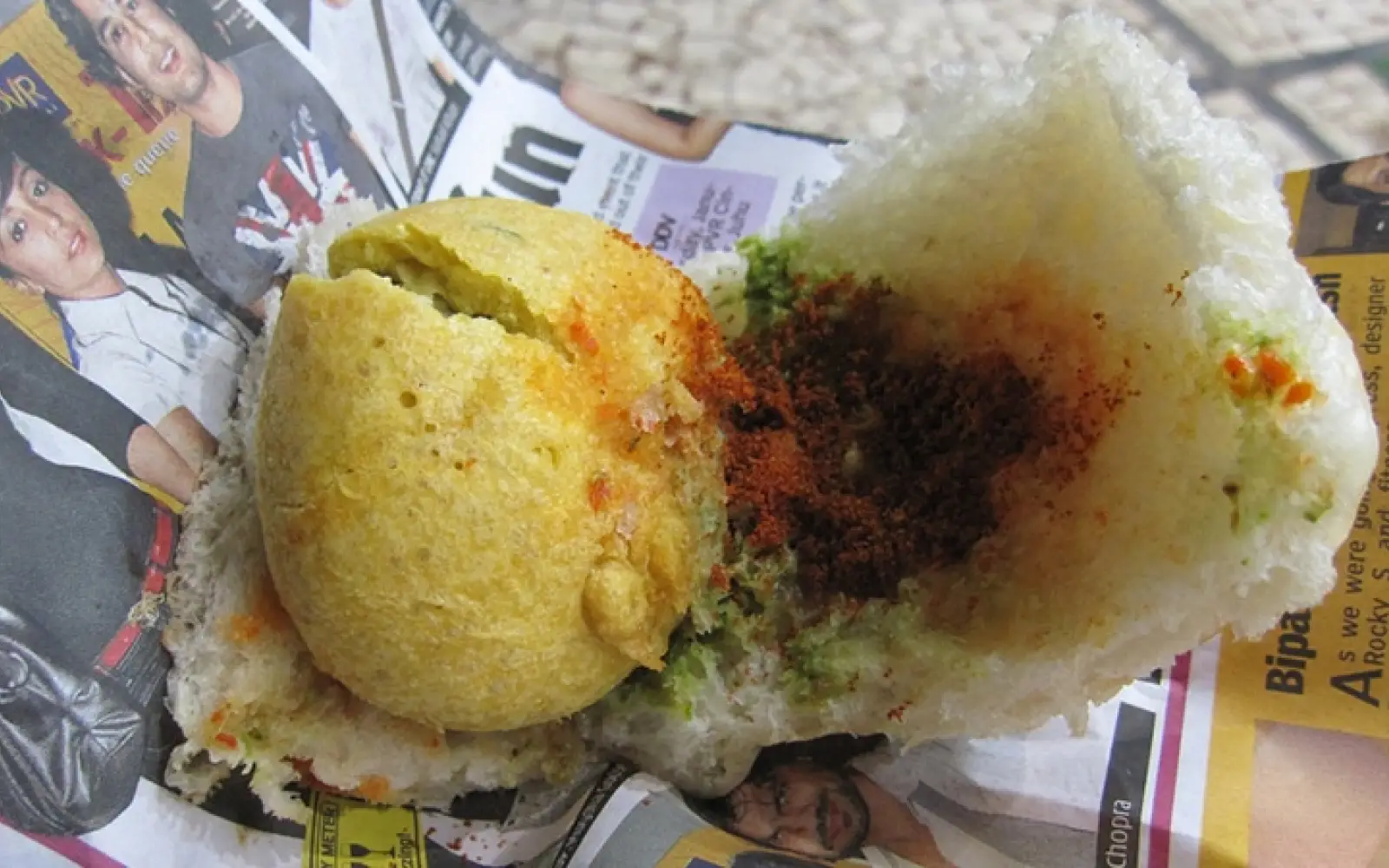 Street Food in Zeitungspapier, Mumbai