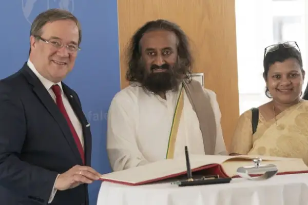 Ministerpräsident Laschet begrüßt den internationalen Friedensbotschafter Sri Sri Ravi Shankar im Landeshaus