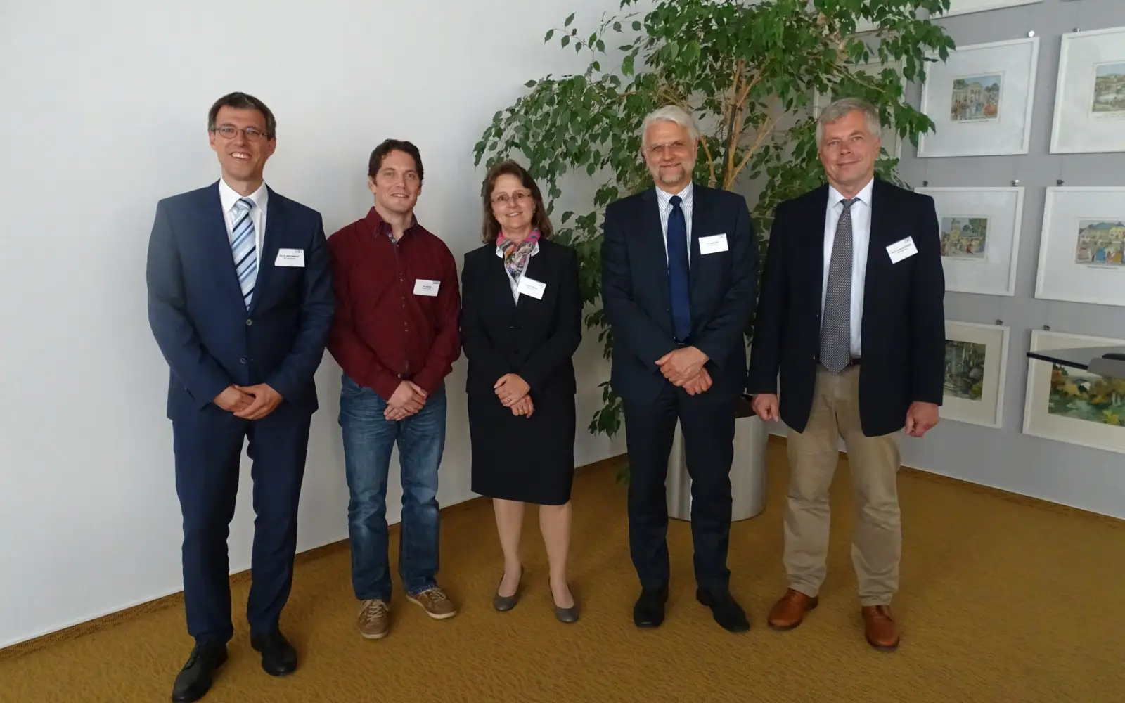 Prof. Dr. Stefan Wengler (li) und Prof. Dr. Torsten Kühlmann (r), die beiden Initiatoren des GIRT Oberfranken, Alex Bircher (2. v. li) , Geschäftsführender Gesellschafter der Erbatech Machinery Pvt. Ltd., Christine Kögler, Kaufm. Leiterin der Tenowo GmbH, und Dr. Harald Stini (2. v. re) , Geschäftsführer der Tenowo GmbH.