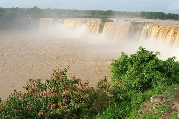 Spektakuläre Wasserfälle im Monsun in Indien