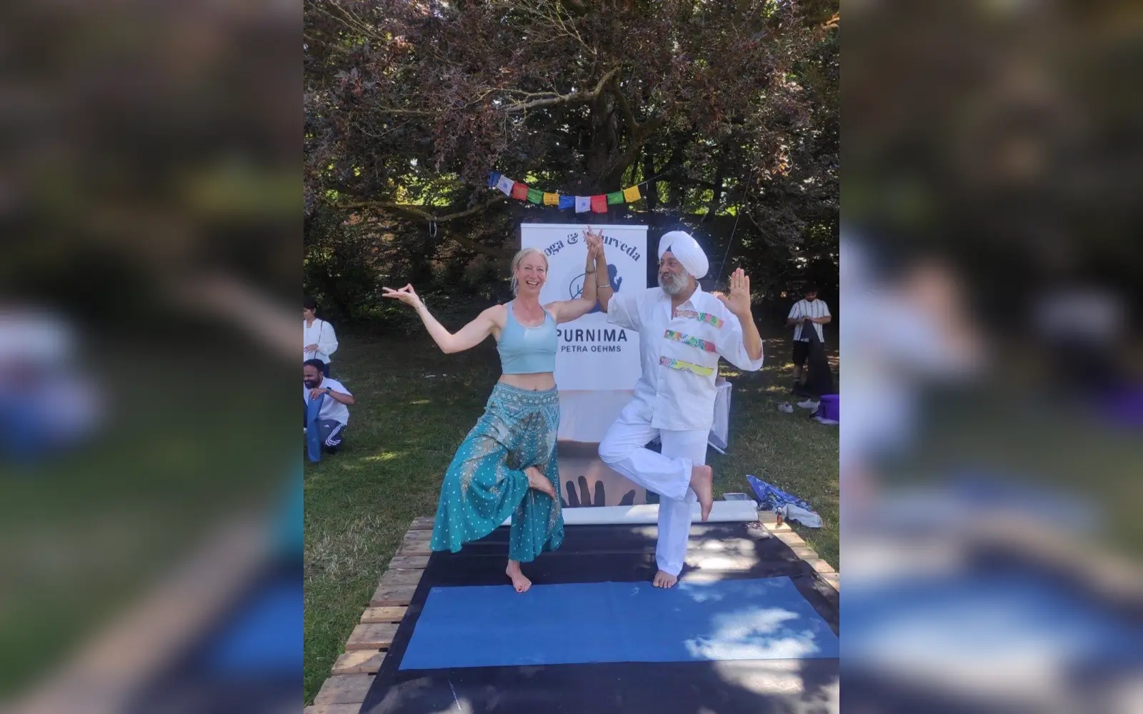 Purnima Petra Oehms und Lakhinder Singh in der Baumhaltung (Vrikshasana). Foto: DIG Trier e.V.