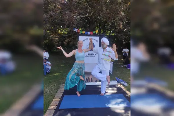 Purnima Petra Oehms und Lakhinder Singh in der Baumhaltung (Vrikshasana). Foto: DIG Trier e.V.