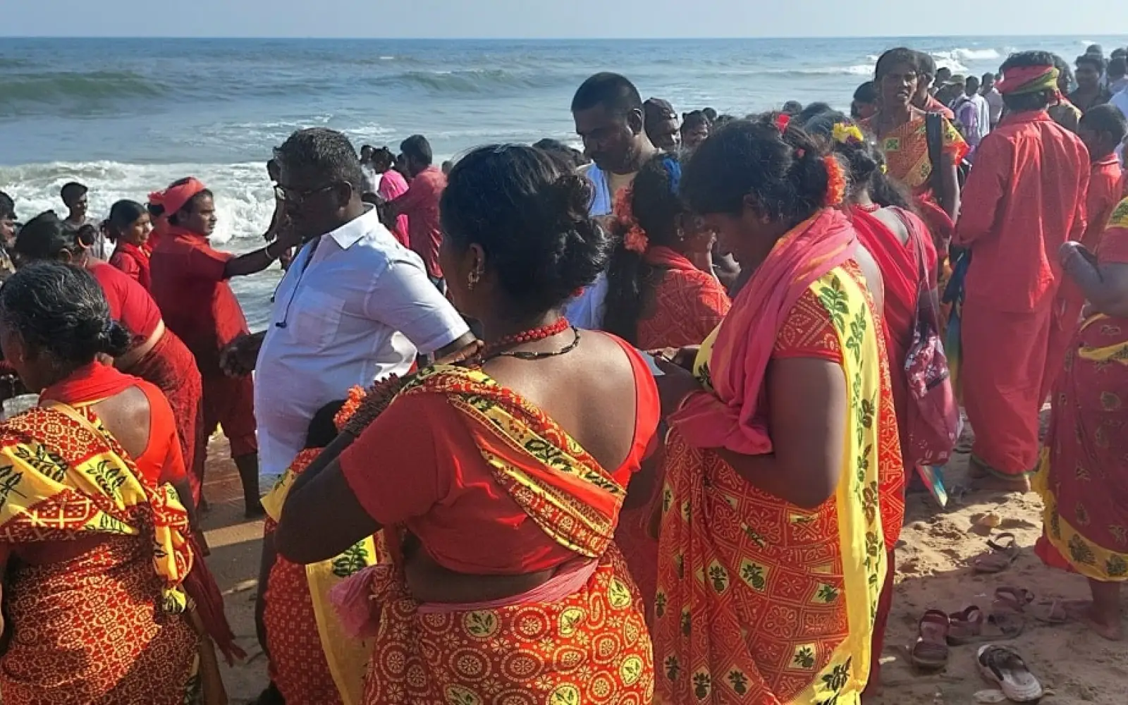 Der Blick nach Osten, Sonntagspilger am Strand von Mahabalipuram. Foto: Rainer Schoder