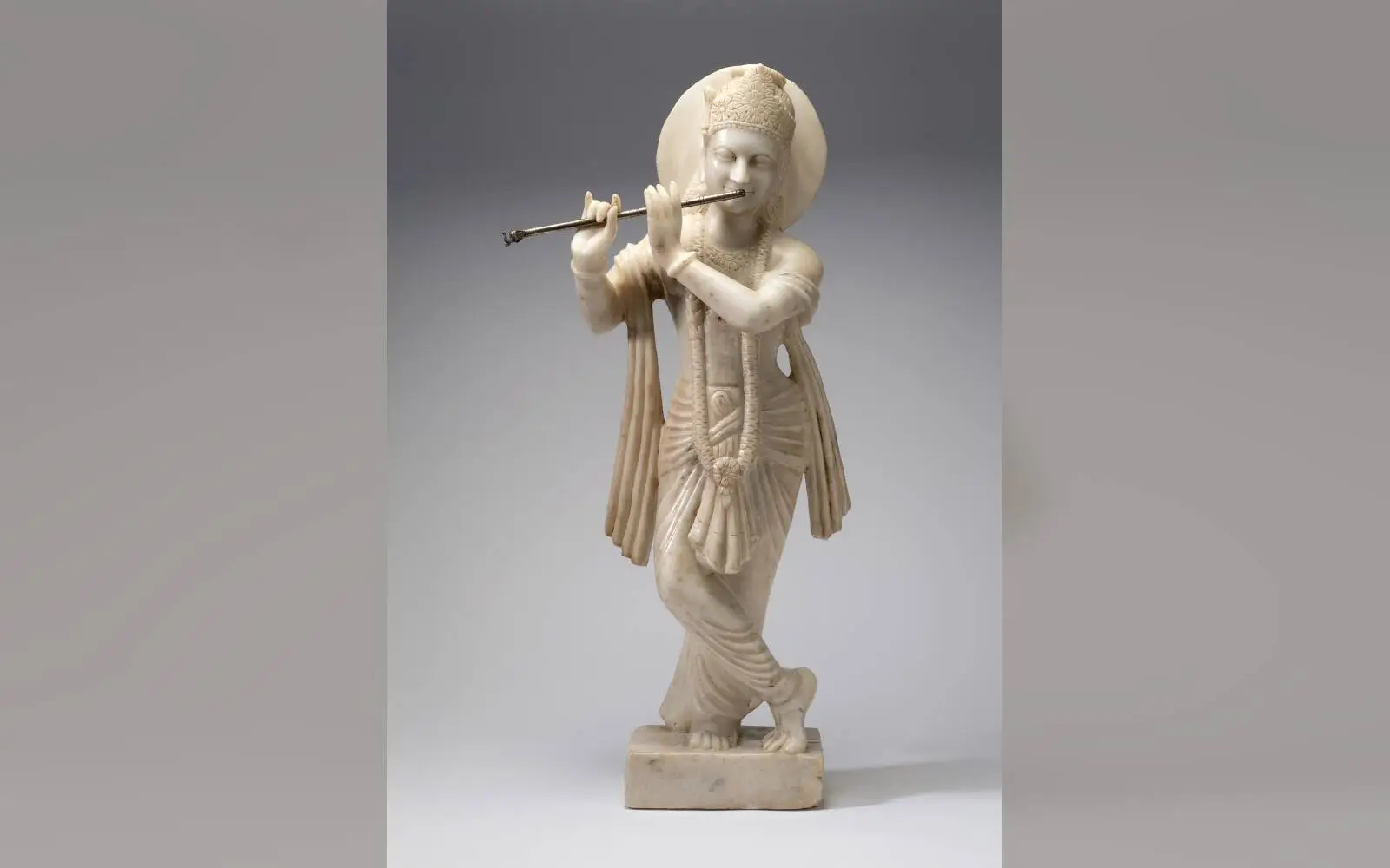 Flöte spielender Krishna aus Nordindien aus dem 20. Jahrhundert ist eines der mehr als 100 Ausstellungsobjekte im Museum Fünf Kontinente in München. Foto: Nicolai Kästner/Museum Fünf Kontinente