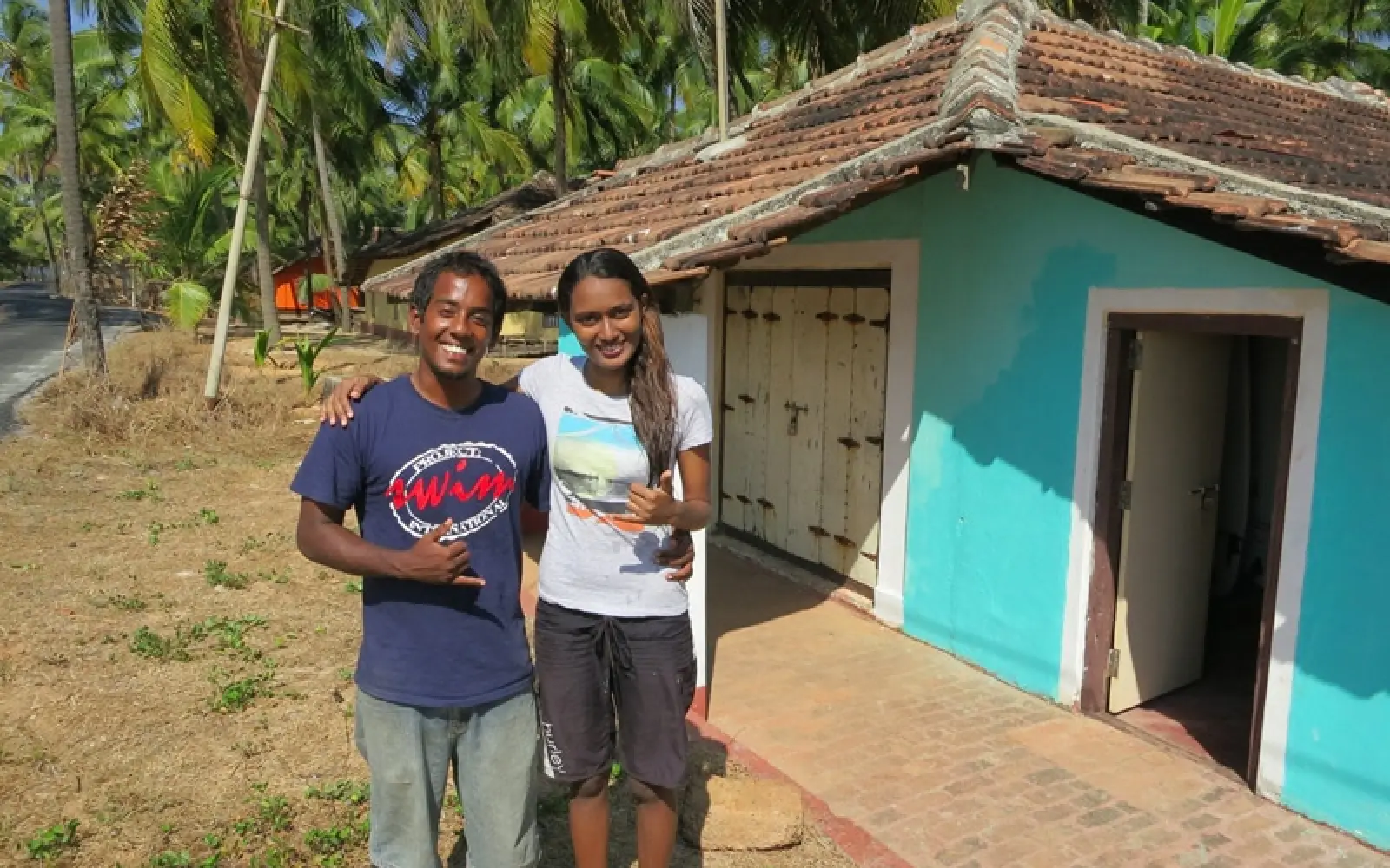 Tushara und Ishita an ihrem Shaka Surf Club in Karnatak. © Foto: Dorit Behrens