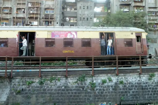Im Pendlerzug nach Mumbai-Mitte
