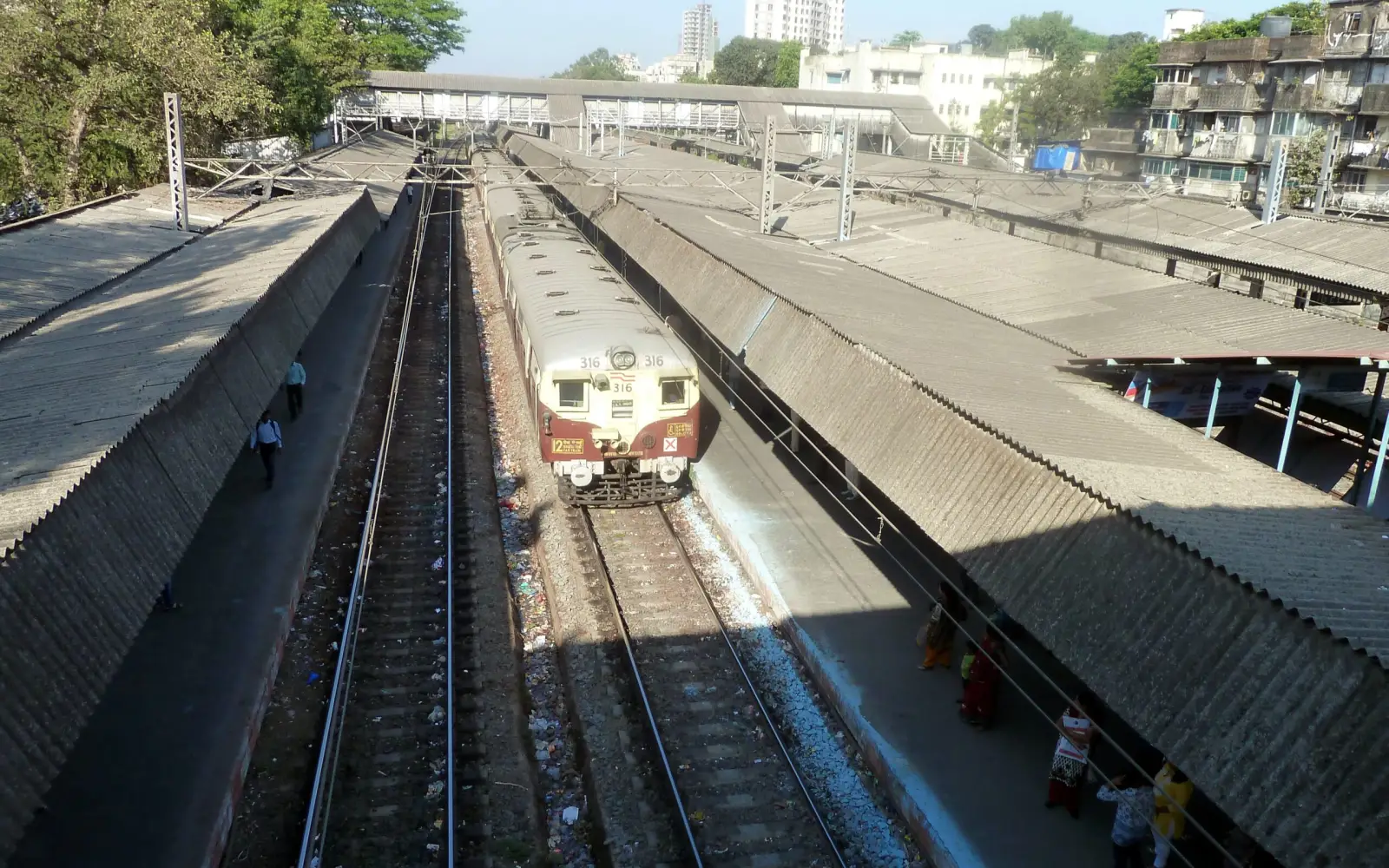 Der Vorortbahnhof Mulund am Rande von Mumbai.
(Bild: Peter C. Andreßen)