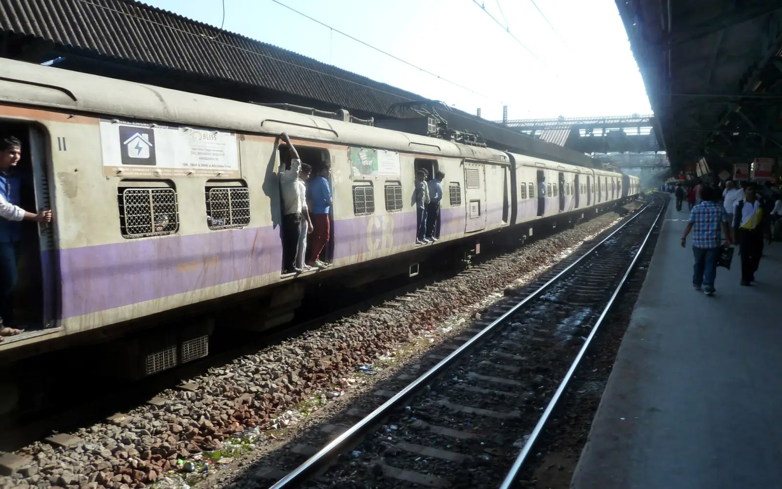 Ein Zug aus Mumbai Centrum fährt in den Bahnhof ein.
(Bild: Peter C. Andreßen)