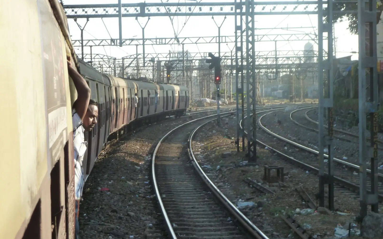 Am Horizont erscheint schon die Endstation im Stadtzentrum von Mumbai.
(Bild: Peter C. Andreßen)
