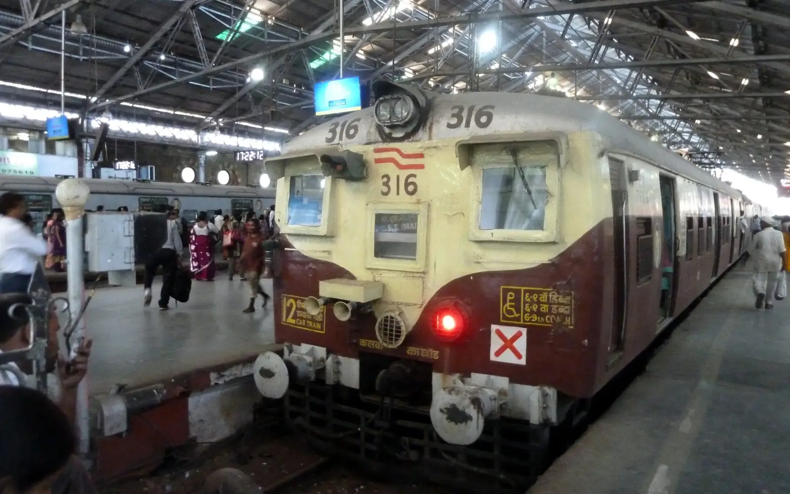 Ankunft im Chhatrapati Shivaji Terminus, dem ehemaligen Victoria Terminus.
(Bild: Peter C. Andreßen)