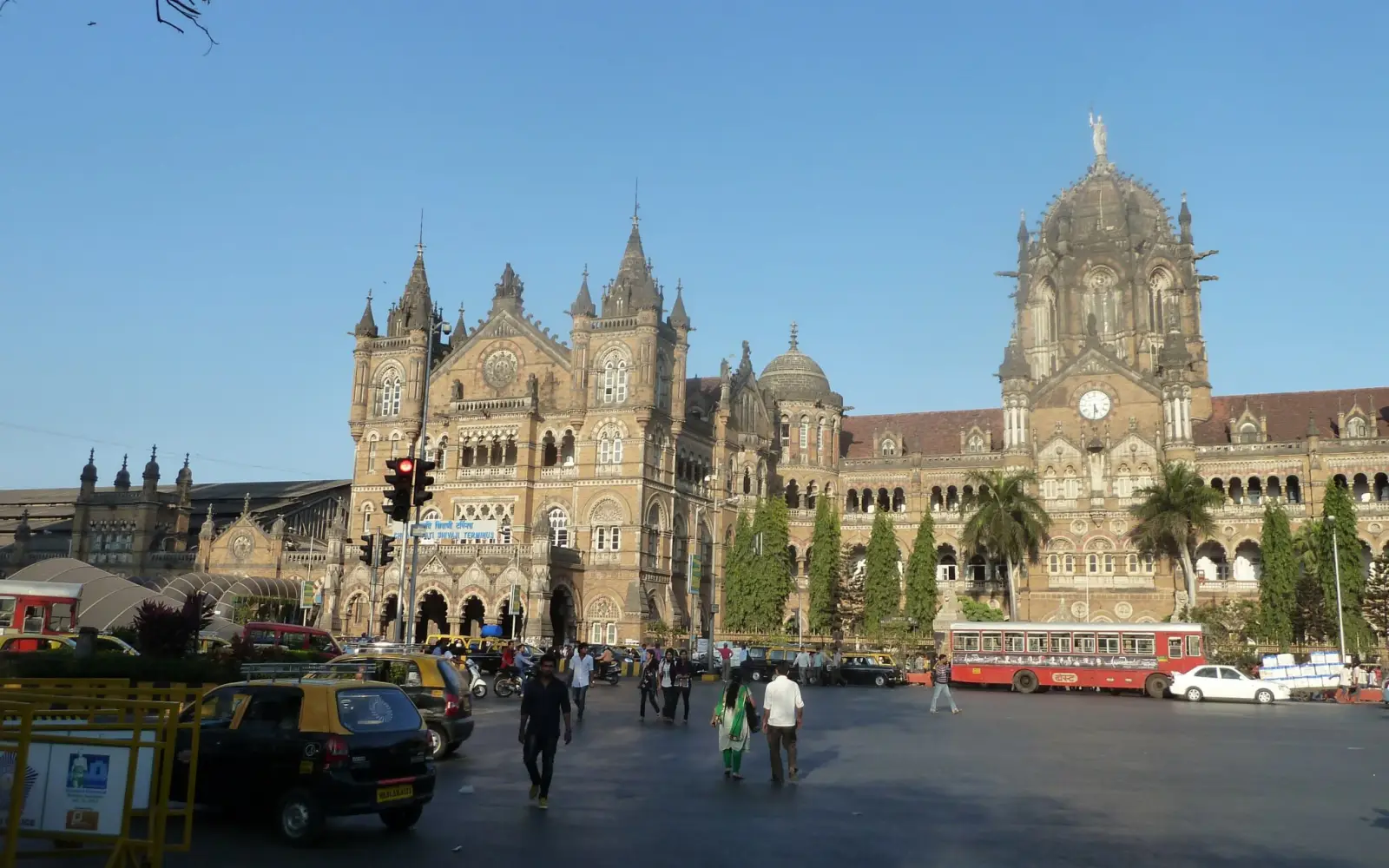 Im Sprachgebrauch der Bewohner von Mumbai heißt der Chhatrapati Shivaji Terminus immer noch V.T. Station.
(Bild: Peter C. Andreßen)