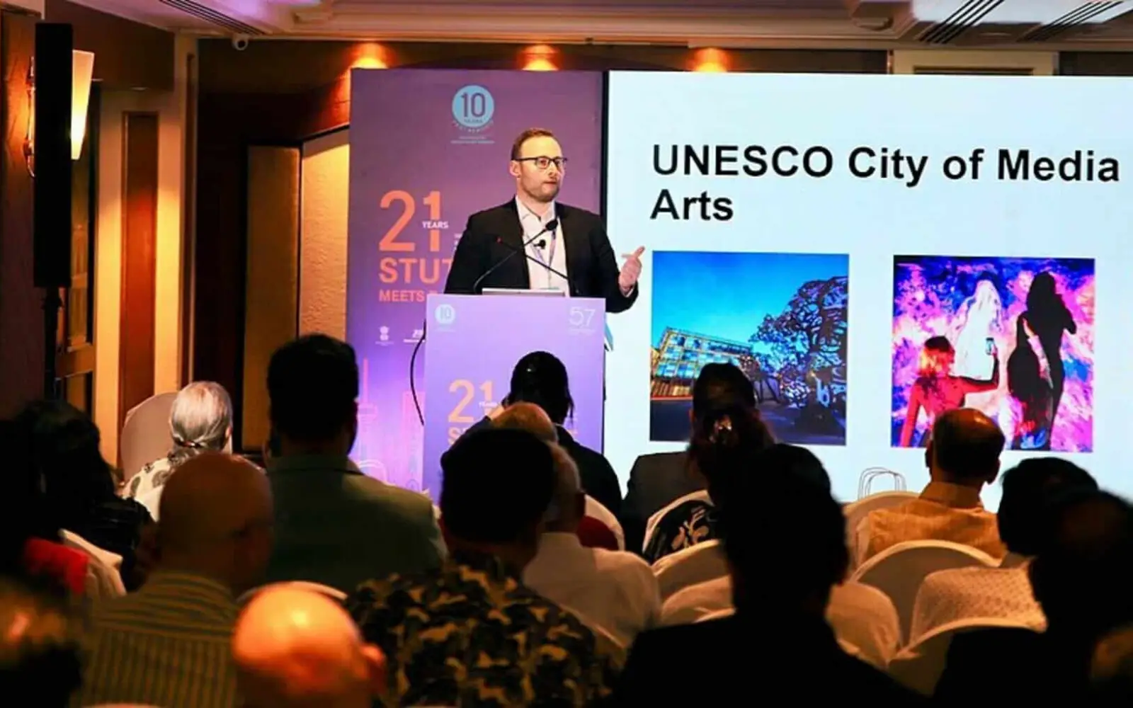 Volles Haus mit über 70 Entscheidern, Reiseveranstaltern und Reisejournalisten: Pascal Rastetter, Geschäftsführer der KTG Karlsruhe Tourismus GmbH, referiert beim „Travel Trade“-Seminar in Mumbai – „UNESCO City of Media Arts Karlsruhe – Gateway to the Black Forest“. GmbH. Foto: ignka