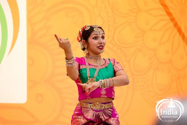 Tänzerinnen und Tänzer erzählen in Karlsruhe die Geschichten um Krishna