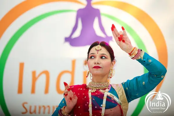 Ausdrucksstarke Handgesten gehörten zum Tanzprogramm der India Summer Days im Juli 2026 in Karlsruhe. Foto: India Summer Days/Gustai/Pixelgrün