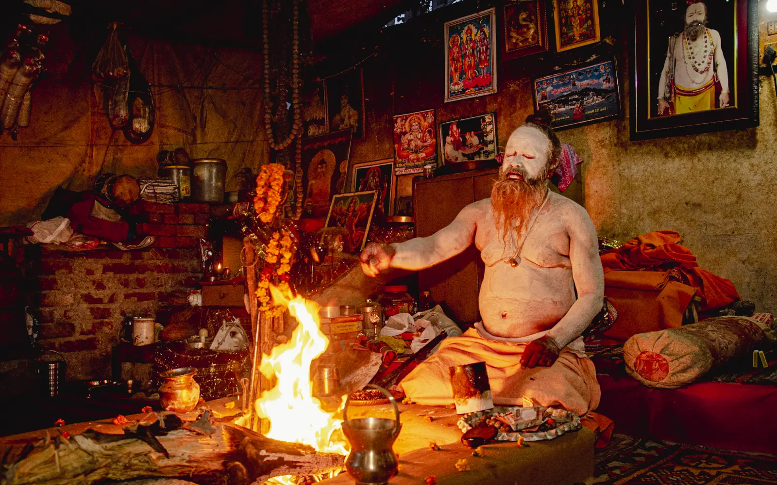 Ein Hindu vollzieht ein Feuerritual. Die 16-tägige Reise zur Ardh Kumbh Mela 2027 führt von Delhi über Haridwar und Rishikesh bis nach Shimla. Foto: India Exotica