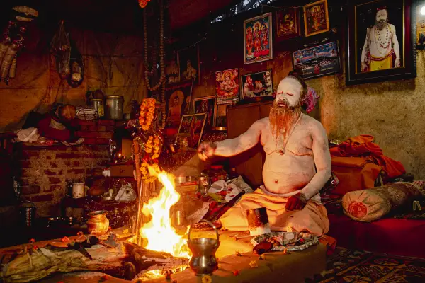 Ein Hindu vollzieht ein Feuerritual. Die 16-tägige Reise zur Ardh Kumbh Mela 2027 führt von Delhi über Haridwar und Rishikesh bis nach Shimla. Foto: India Exotica