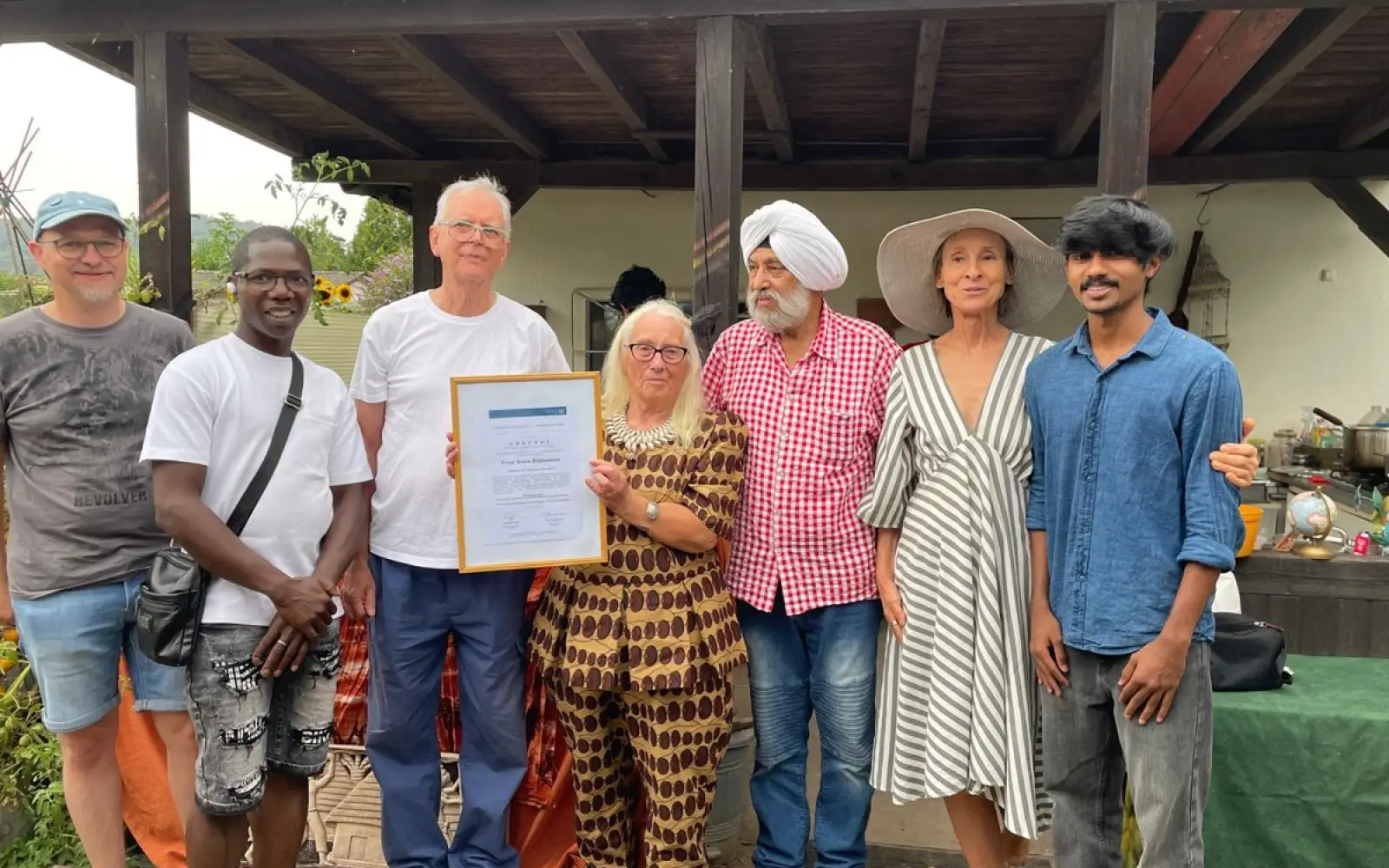 Mitglieder und Gäste der DIG Trier gratulieren Anna Bignamou zur Auszeichnung als „Mensch des Monats“ Juli 2026. Foto: DIG Trier
