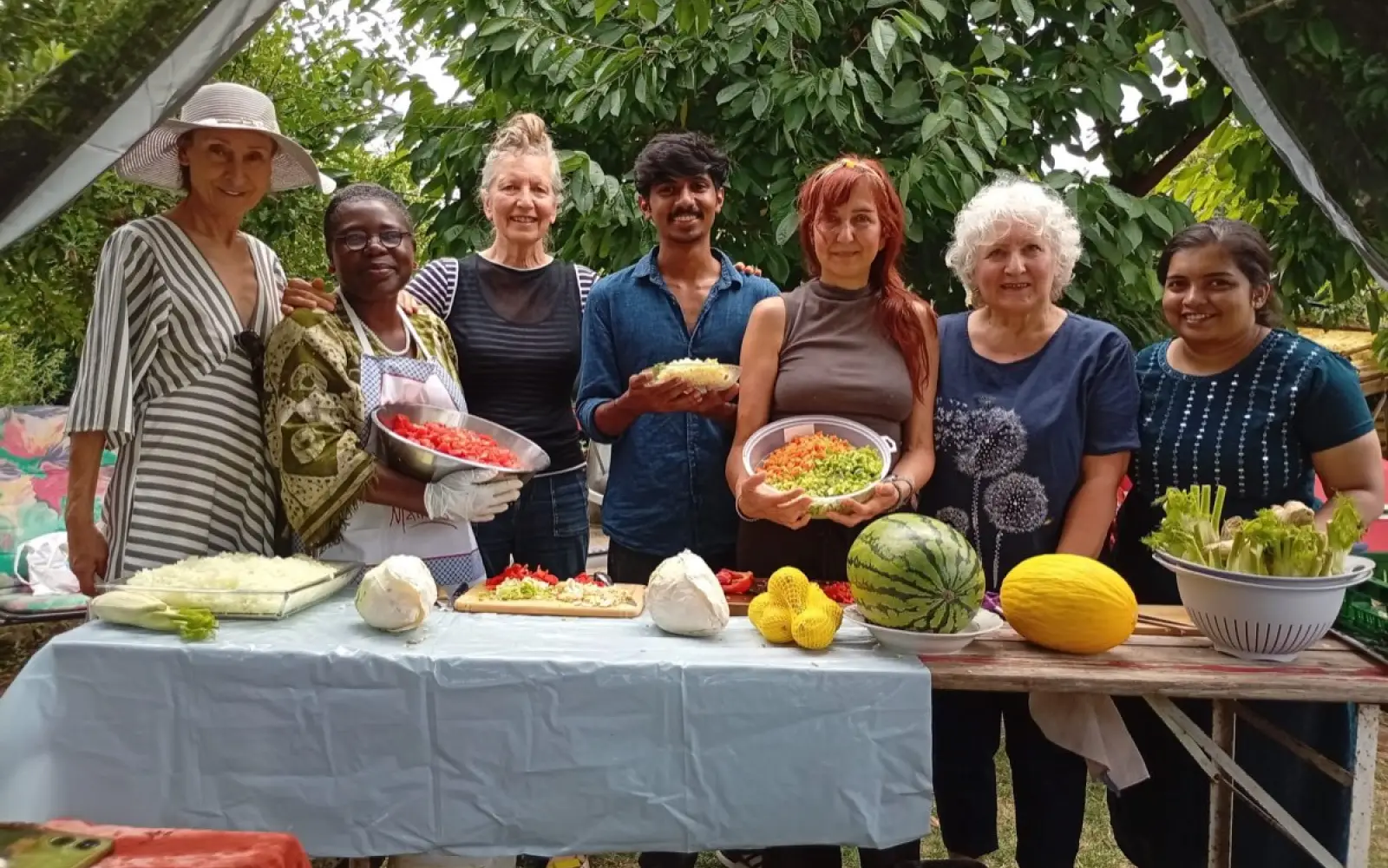 Die Gäste des Gartenfests wurden mit frisch zubereitetem indischem Essen bewirtet. Foto: DIG Trier
