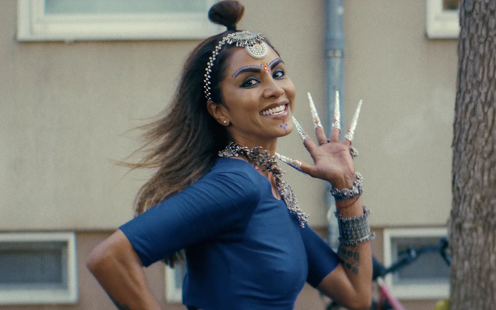 Sabrina Setlur gibt in „Identitti“ als Kaali, dem Alter Ego der Studentin Nivedita, ihr Leinwanddebüt. Die Verfilmung des Romans von Mithu Sanyal läuft am Samstag, 31. Oktober 2026, um 20.30 Uhr als Frankfurt-Preview. Foto: Razor Film/Alamode Film