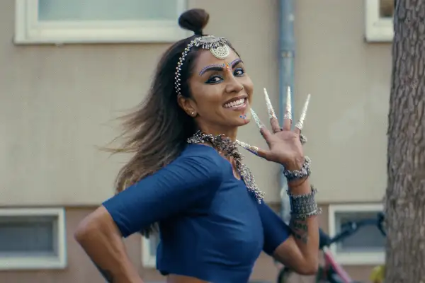 Sabrina Setlur gibt in „Identitti“ als Kaali, dem Alter Ego der Studentin Nivedita, ihr Leinwanddebüt. Die Verfilmung des Romans von Mithu Sanyal läuft am Samstag, 31. Oktober 2026, um 20.30 Uhr als Frankfurt-Preview. Foto: Razor Film/Alamode Film
