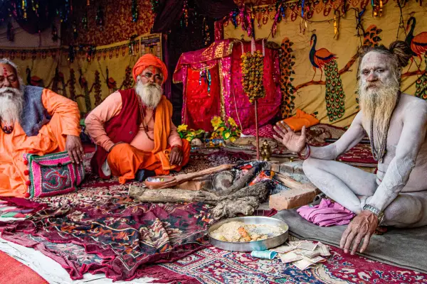 Sadhus, hinduistische Asketen, sitzen bei einer Kumbh Mela beisammen. Zur Ardh Kumbh Mela 2027 in Haridwar führt eine 16-tägige Gruppenreise. Foto: India Exotica