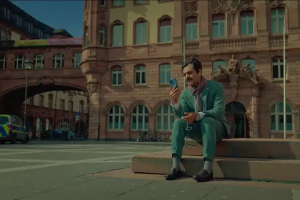 Nawazuddin Siddiqui spielt in „I’m Not An Actor“ den pensionierten Banker Adnan Baig, den eine Schauspielerin aus Mumbai per Videoanruf durch Frankfurt lotst. Mit dem Film eröffnen Regisseur Aditya Kripalani und Produzentin Sweta Chhabria am Freitag, 30. Oktober 2026, das Festival. Foto: New Generations Filmfestival