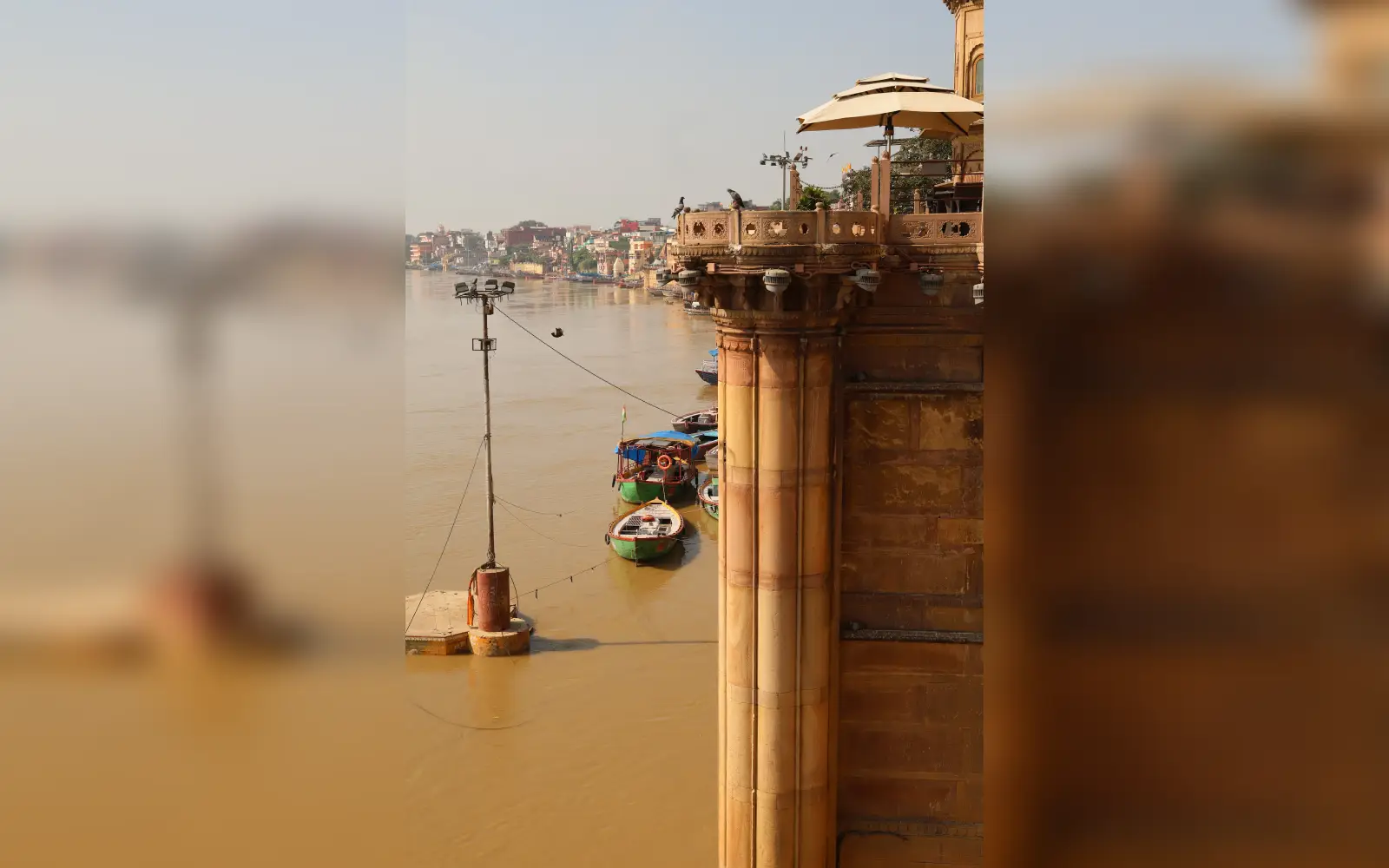 Boote liegen am Ufer des angeschwollenen Ganges unterhalb des Brijrama Palace in Varanasi. Foto: privat