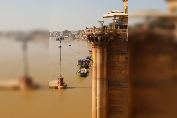 Boote liegen am Ufer des angeschwollenen Ganges unterhalb des Brijrama Palace in Varanasi. Foto: privat