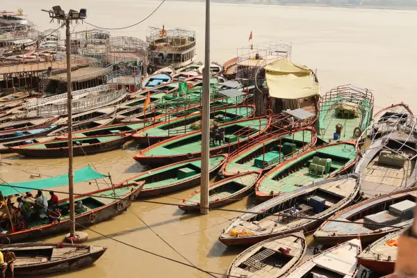 Zahlreiche hölzerne Boote liegen am Ufer des Ganges in Varanasi dicht an dicht vertäut. Foto: LH