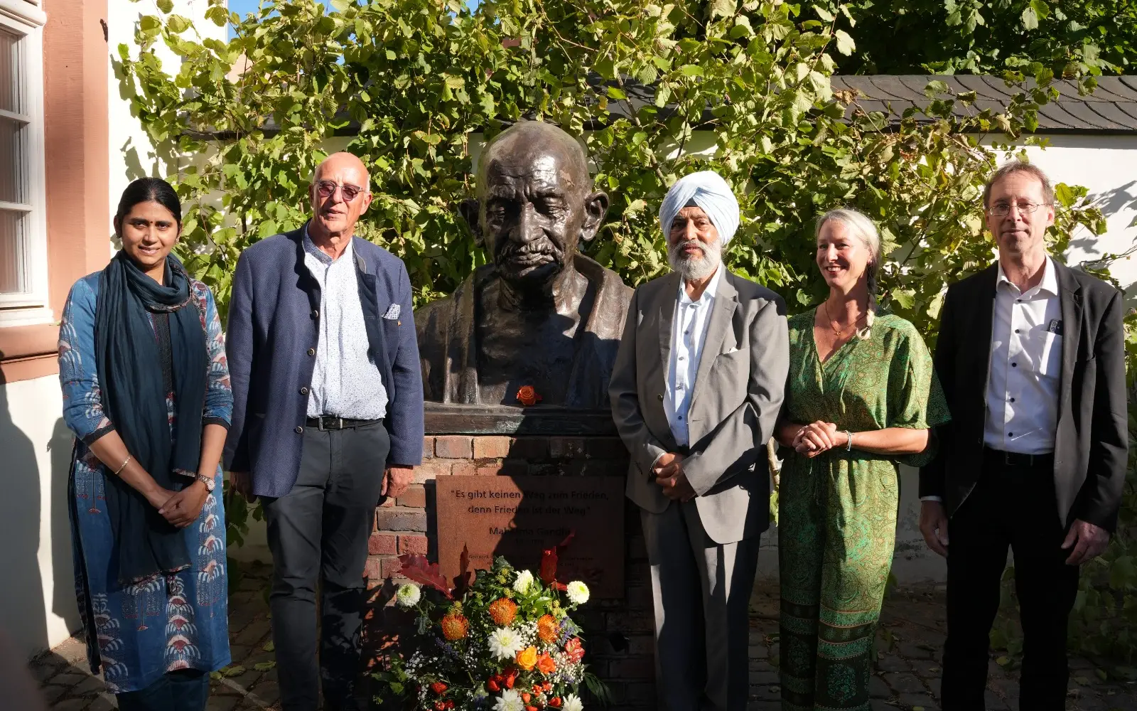 Generalkonsulin Shuchita Kishore, Dr. Jürgen Morhard und Lakhinder Singh legten bei den India Days 2026 Blumen an der Mahatma-Gandhi-Büste in Trier nieder. Foto: DIG Trier