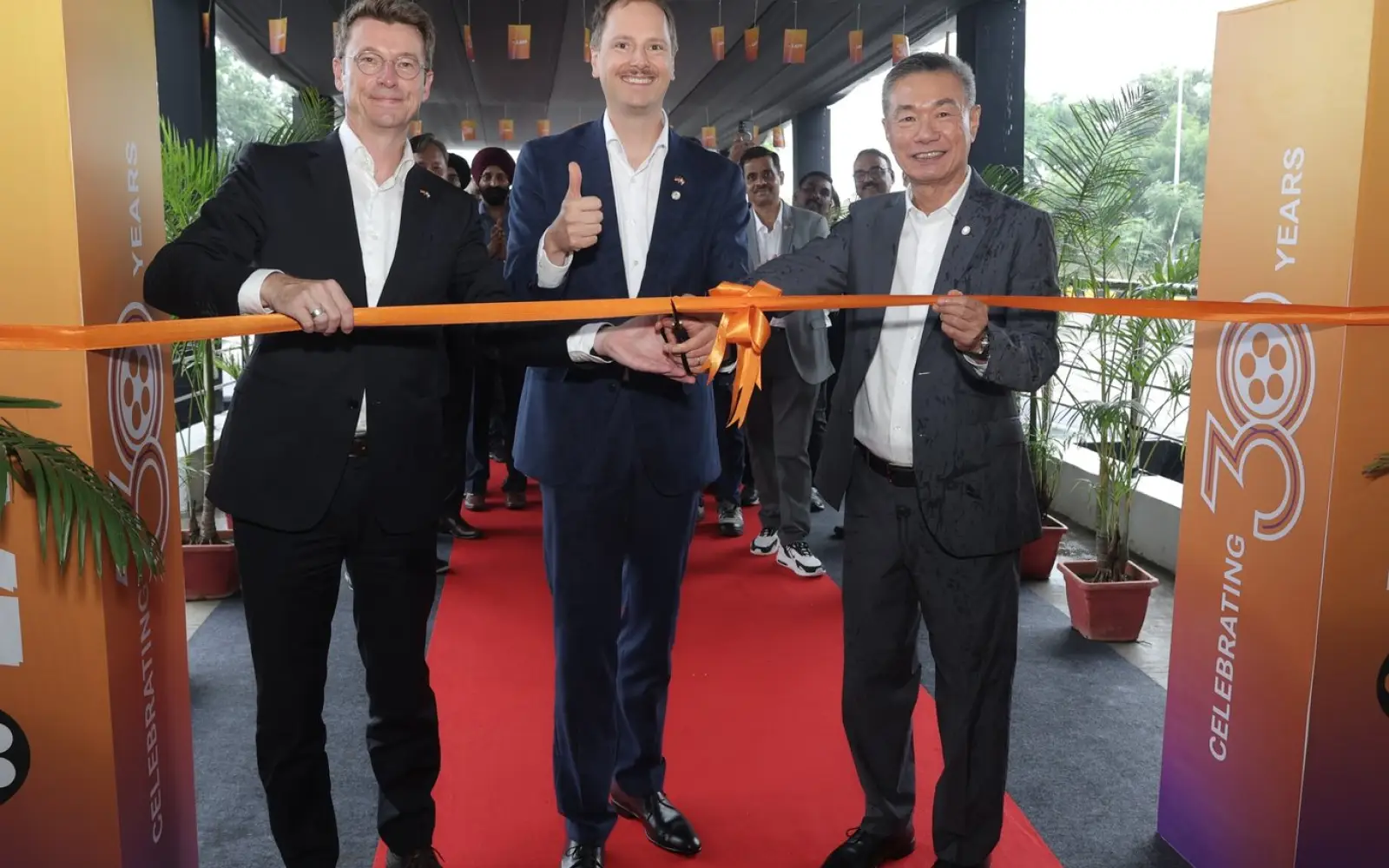 Mit einem Banddurchschnitt ist die Erweiterung des Lapp-Werks in Bhopal eröffnet worden. (von links): Hubertus Breier, Technikchef der Lapp Gruppe, Matthias Lapp, Chef der Gruppe, und Richard Lee, zuständig für die Region Asien-Pazifik. Foto: Lapp