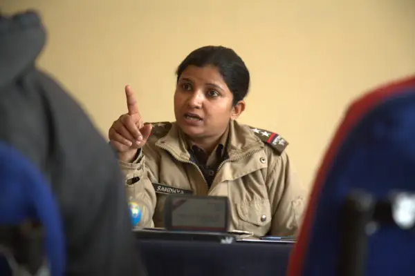 Die Polizistin Sandhya Rani gehört zum Team der Women’s Helpline, bei dem in „Marriage Cops“ zerstrittene Paare Rat suchen. Der Dokumentarfilm von Shashwati Talukdar und Cheryl Hess läuft am Sonntag, 1. November 2026, um 15.30 Uhr. Foto: New Generations Filmfestival