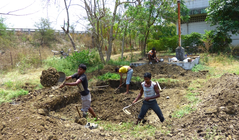 Die Kläranlage braucht nicht viel Platz, wie man hier beim Aushub der Grube sieht. Foto: DIZ/Ecumenical Sangam