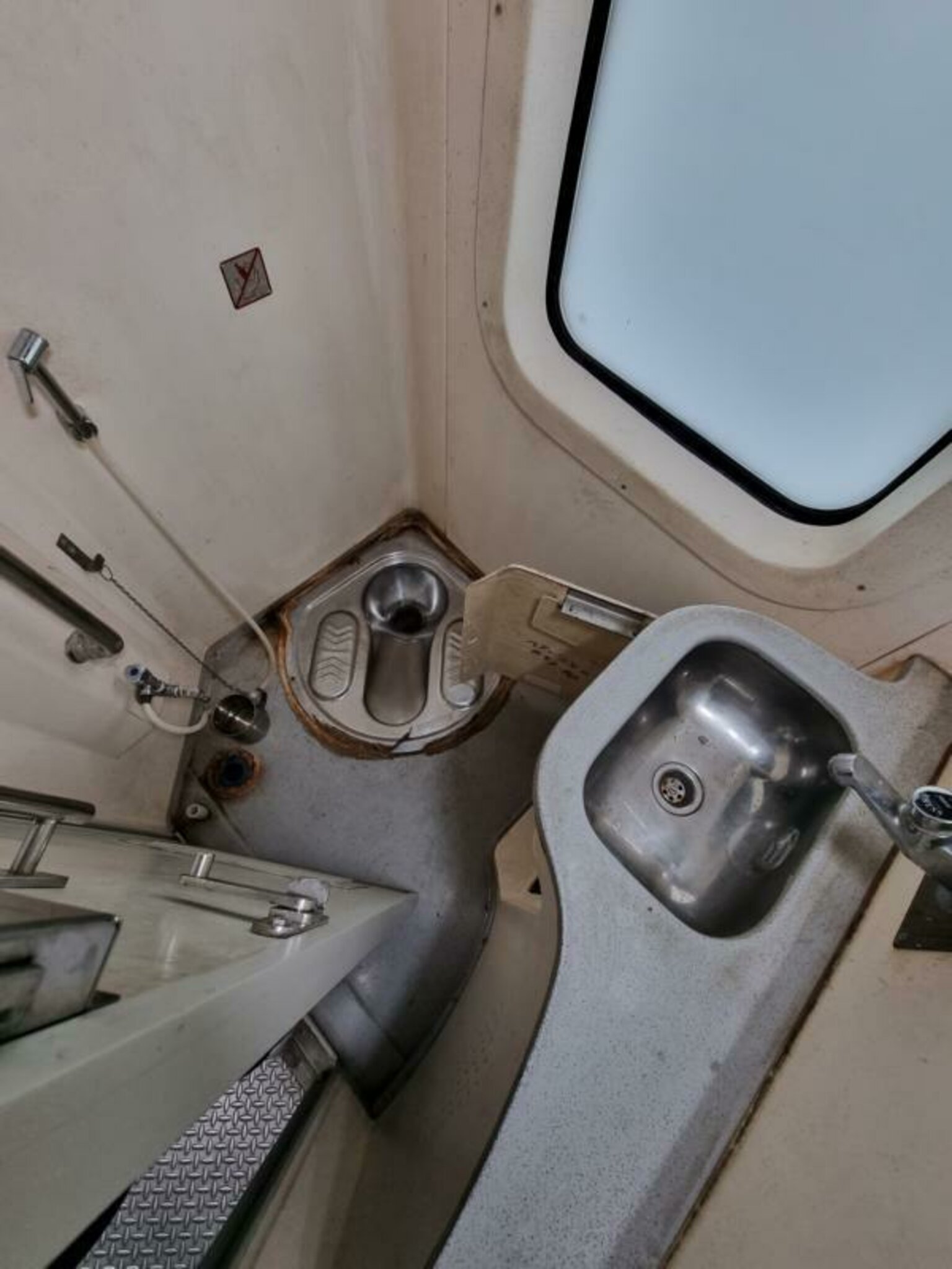 Am Anfang der Reise sind die Toiletten noch "sauber" - Foto: © www.jowapress.de