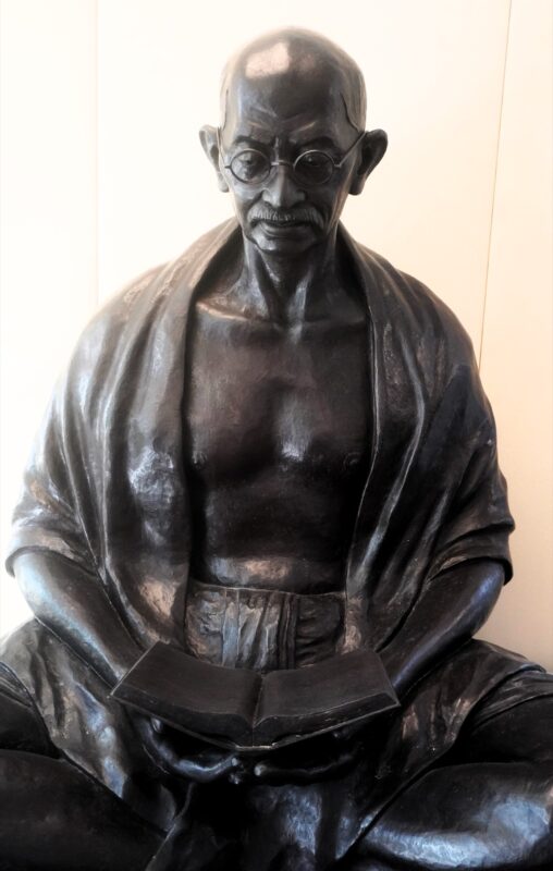 6. Gandhi-Skulptur im Rathaus von Königsbrunn, Rainer Schoder