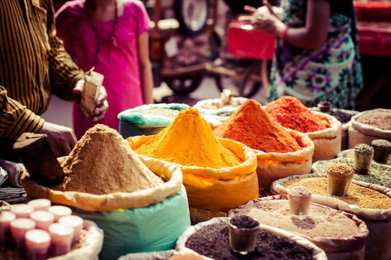 Probiere die facettenreiche Küche Indiens. Curioso.Photography - stock.adobe.com
