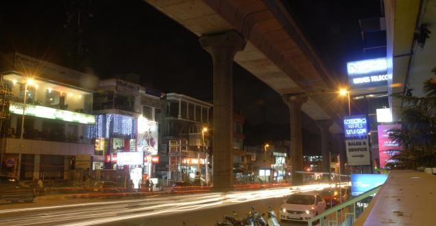 Hundred Feet Road, die umsatzstärkste Einkaufsstraße in Indiranagar, Bangalore, Foto: Adkrish22290