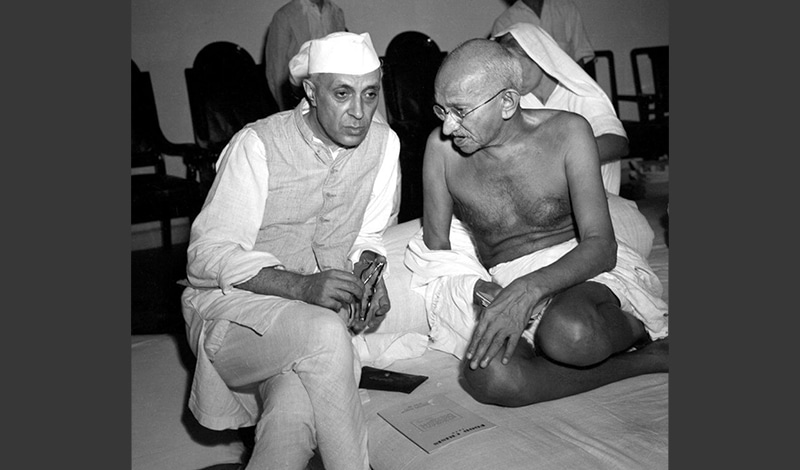 Nehru und Gandhi (1942) bei Gesprächen vor der Unabhängigkeit