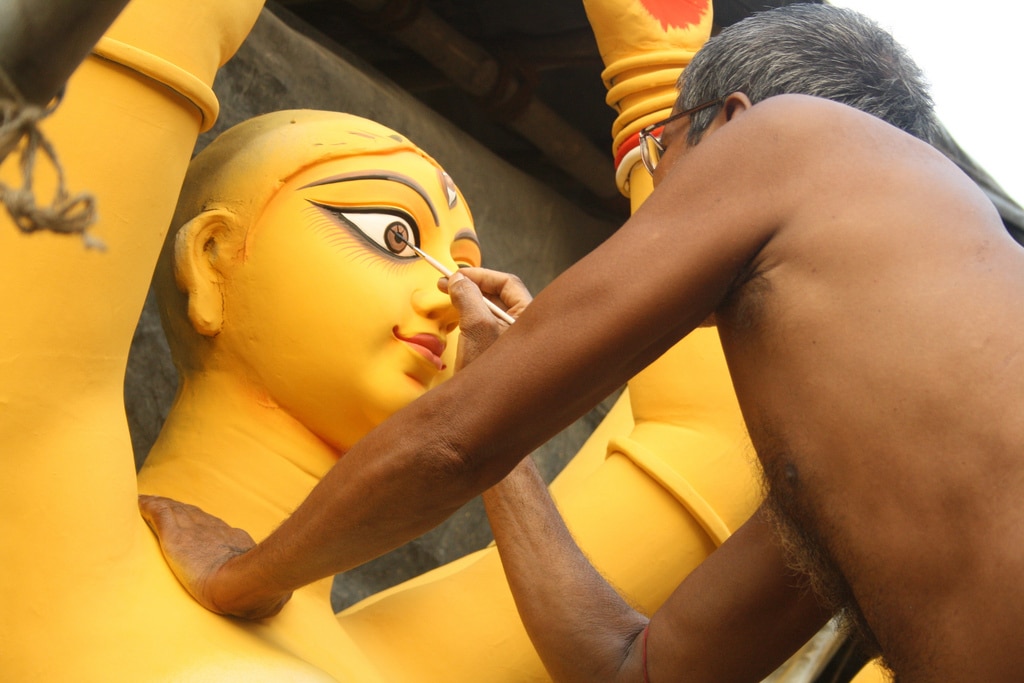Chokkhu Daan - die Durga-Statuen bekommen ihre Augen. Foto: Srijan Kundu