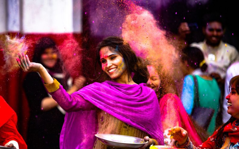 Pixabay.com © murtaza_ali CCO Public Domain Holi „Fest der Farben“ ist ein Frühlingsfest, das zahlreiche Touristen nach Indien lockt.