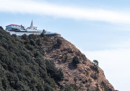 Kali ka Tibba liegt hoch auf einem Berg. Der Tempel kann zu Fuß oder mit dem Auto erreicht werden.