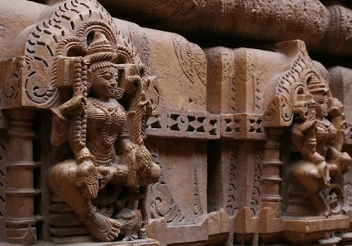Jain Tempel sind auch ohne Festtagsdekoration sehenswert (hier: Detail in Jaisalmer). Foto: David Brossard