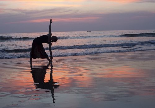 Yoga im Sonnenuntergang. Foto: Dennis Yang