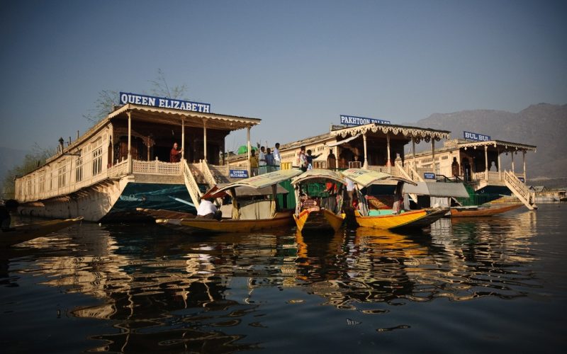 Hausboote auf dem Dal-See in Srinagar. Foto: Laazik