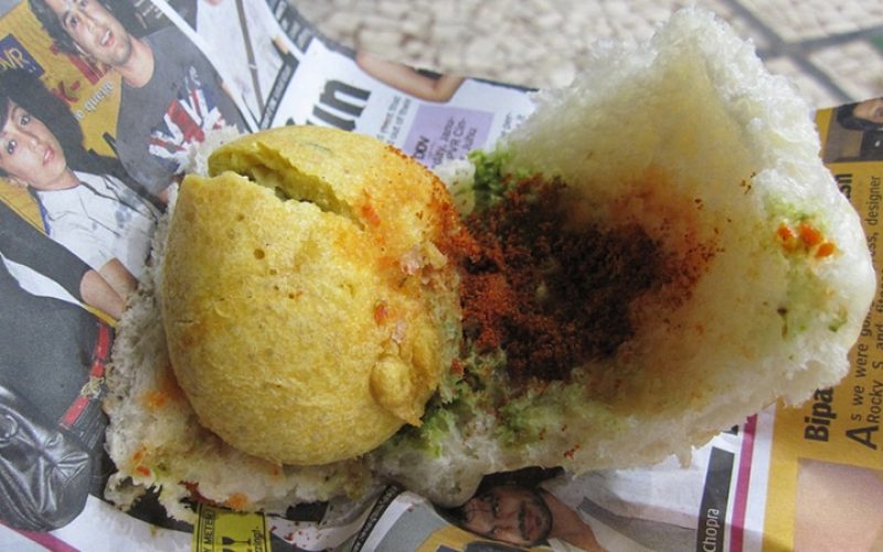 Street Food in Zeitungspapier, Mumbai