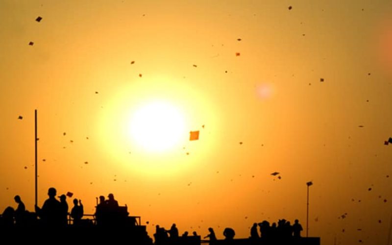 Unzählige Drachen über dem Himmel von Ahmedabad. Foto: Penn State