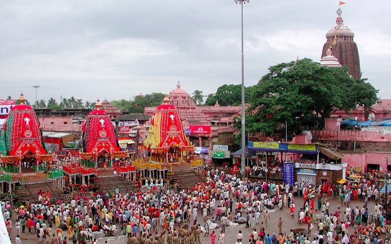 Links die drei geschmückten Wagen, im Hintergrund der mit Flaggen geschmückte Jagannath-Tempel. Foto: Rakesh Mishra