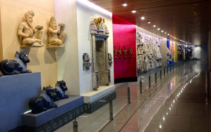 Ausstellungsstücke im Terminal 2 des Internationalen Flughafens in Mumbai. Foto: Trinidade