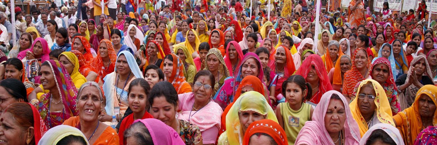 Gruppe von indischen Frauen mit bunten Saris